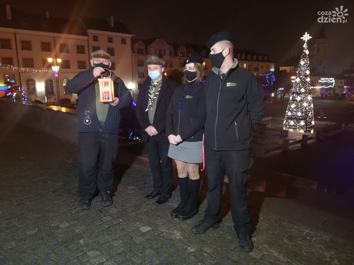 30-letnia tradycja podtrzymana. Betlejemskie Światło Pokoju dotarło do Ostrowca Św. 