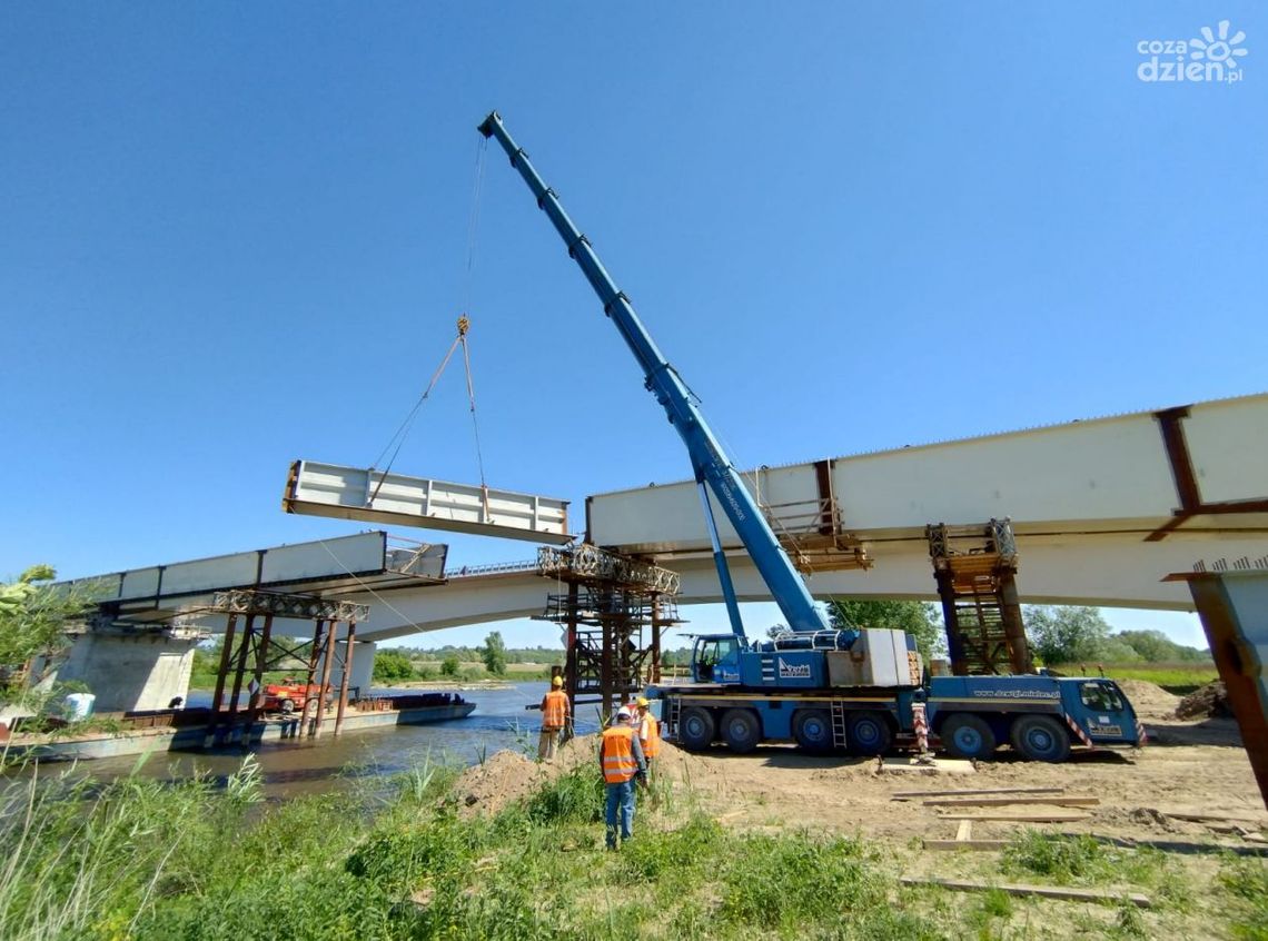 300-tonowy element mostu już na miejscu 300-tonowy element mostu już na miejscu