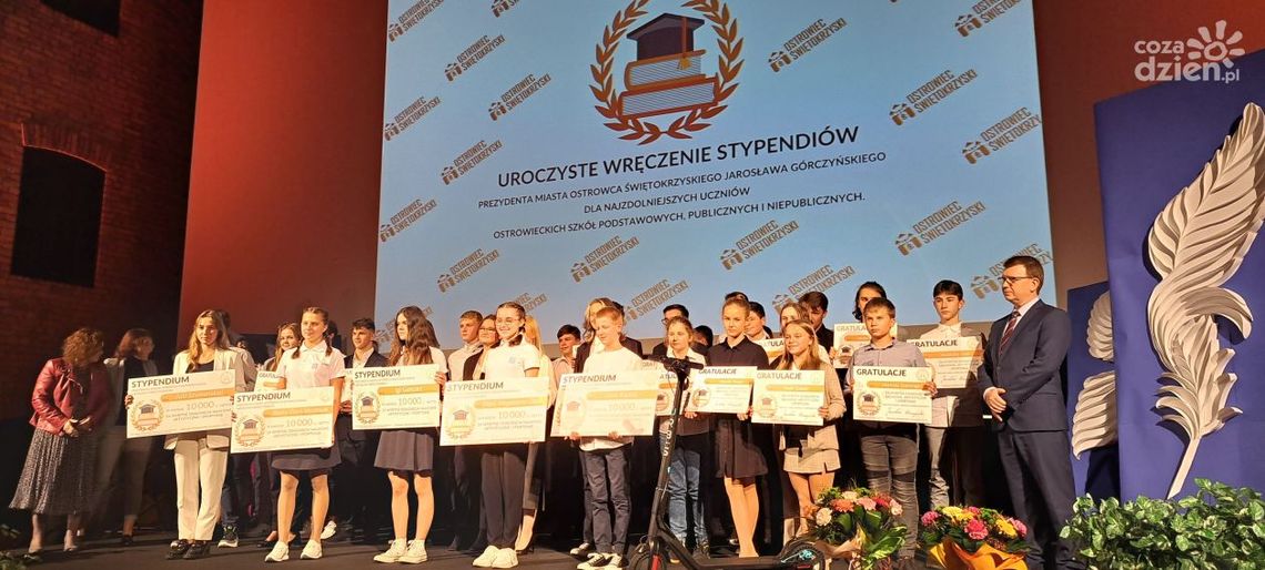 33 uzdolnionych ostrowieckich uczniów nagrodzonych