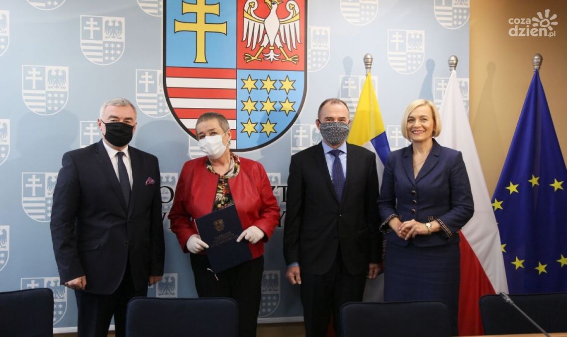 42 mln zł na walkę z COVID-19 - są już umowy z powiatami 42 mln zł na walkę z COVID-19 - są już umowy z powiatami