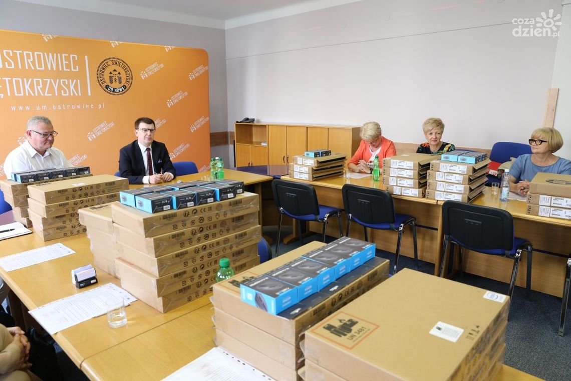 48 laptopów trafi do ostrowieckich uczniów 48 laptopów trafi do ostrowieckich uczniów