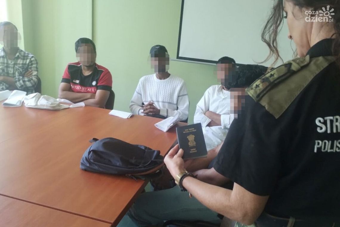 5 obywateli Indii zatrzymanych przez Placówkę SG w Kielcach 5 obywateli Indii zatrzymanych przez Placówkę SG w Kielcach