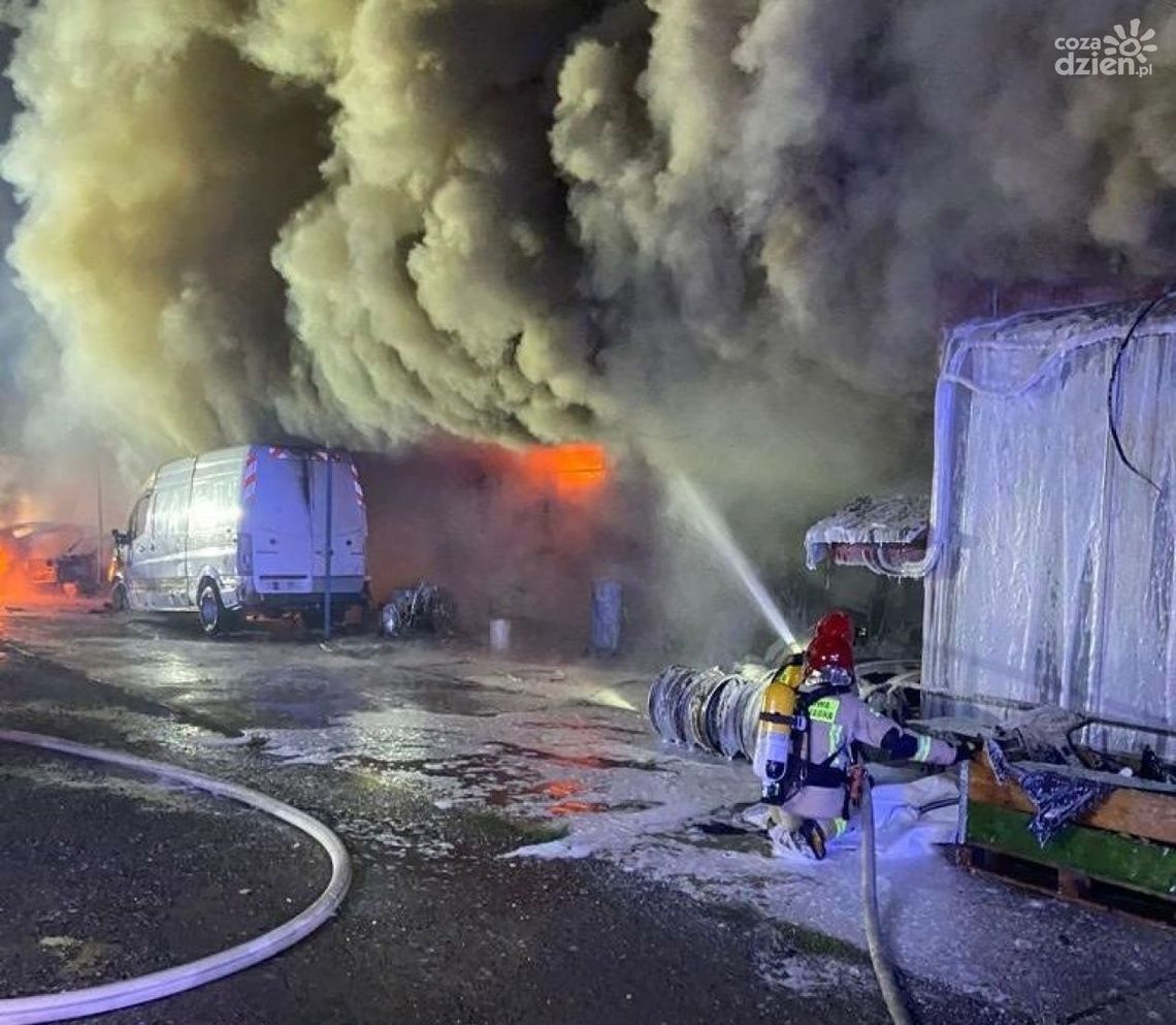 7 samochodów uległo spaleniu w pożarze lakierni 7 samochodów uległo spaleniu w pożarze lakierni