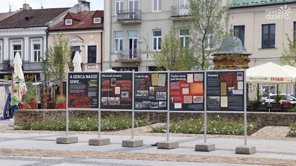 "A serca nasze siwe". Wystawa plenerowa na Rynku