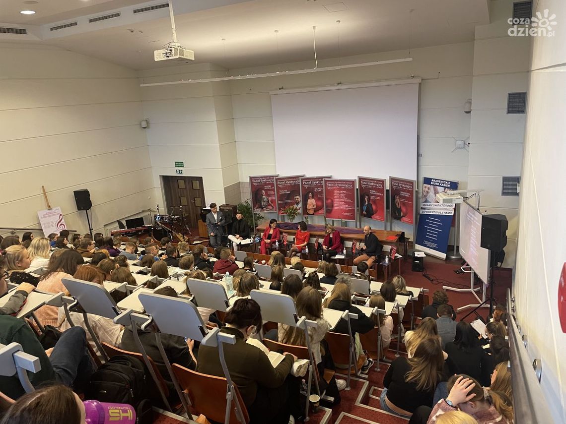 Akademickie Biuro Karier UJK kolejny raz zorganizowało panel dyskusyjny z okazji Dnia Kobiet Akademickie Biuro Karier UJK kolejny raz zorganizowało panel dyskusyjny z okazji Dnia Kobiet