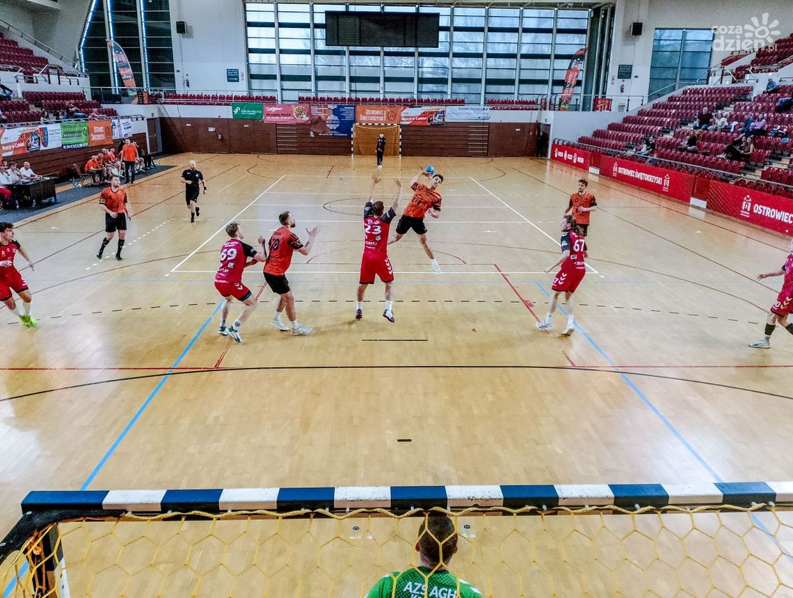 Akademicy z Krakowa wygrywają w Ostrowcu Akademicy z Krakowa wygrywają w Ostrowcu