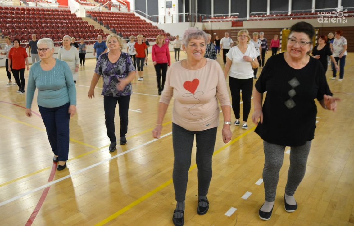 Aktywni seniorzy ćwiczą przy muzyce Aktywni seniorzy ćwiczą przy muzyce