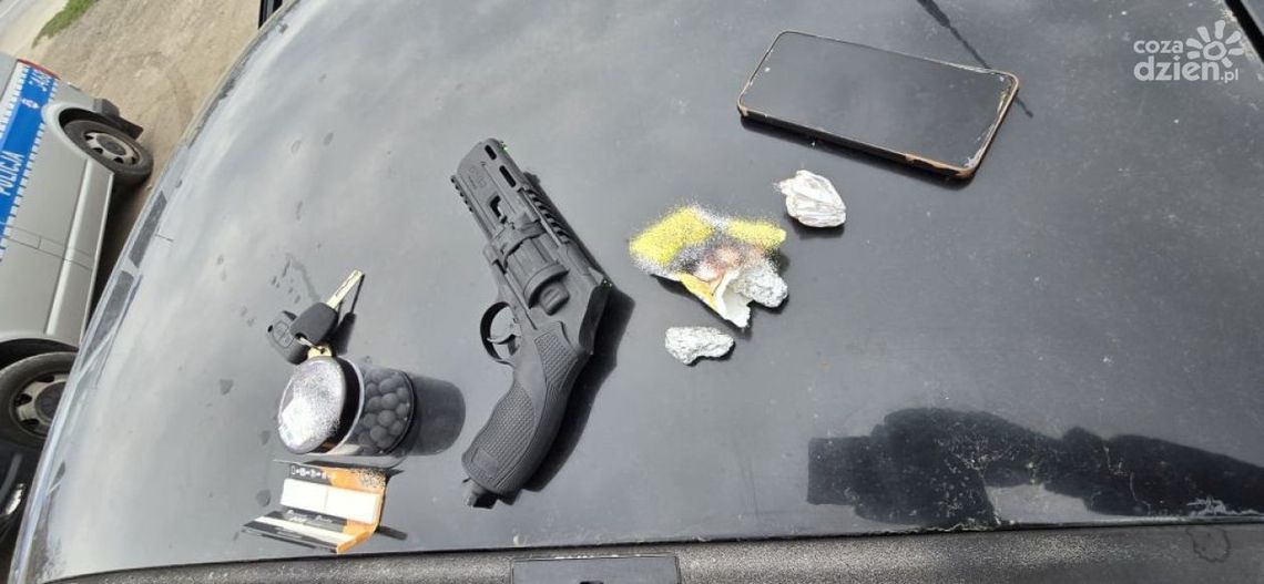 Amfetamina, marihuana i broń u handlarzy narkotyków z Pińczowa Amfetamina, marihuana i broń u handlarzy narkotyków z Pińczowa