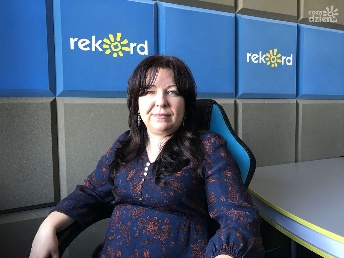 Aneta Szczygieł: Tegoroczny konkurs plastyczny "Ćmielowskie korzenie ponad czasem" to ukłon
w stronę kobiet Aneta Szczygieł: Tegoroczny konkurs plastyczny "Ćmielowskie korzenie ponad czasem" to ukłon
w stronę kobiet