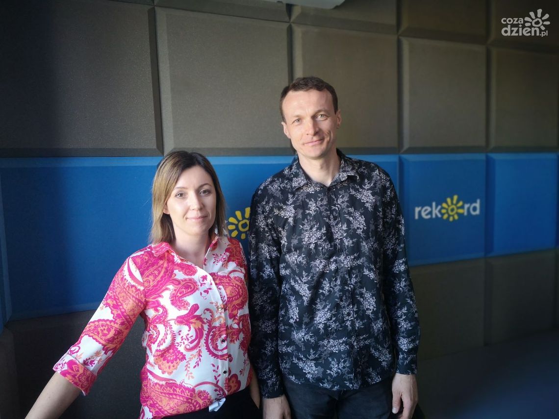 Anna i Piotr Cedro: Rajska wyspa pod Ostrowcem Anna i Piotr Cedro: Rajska wyspa pod Ostrowcem