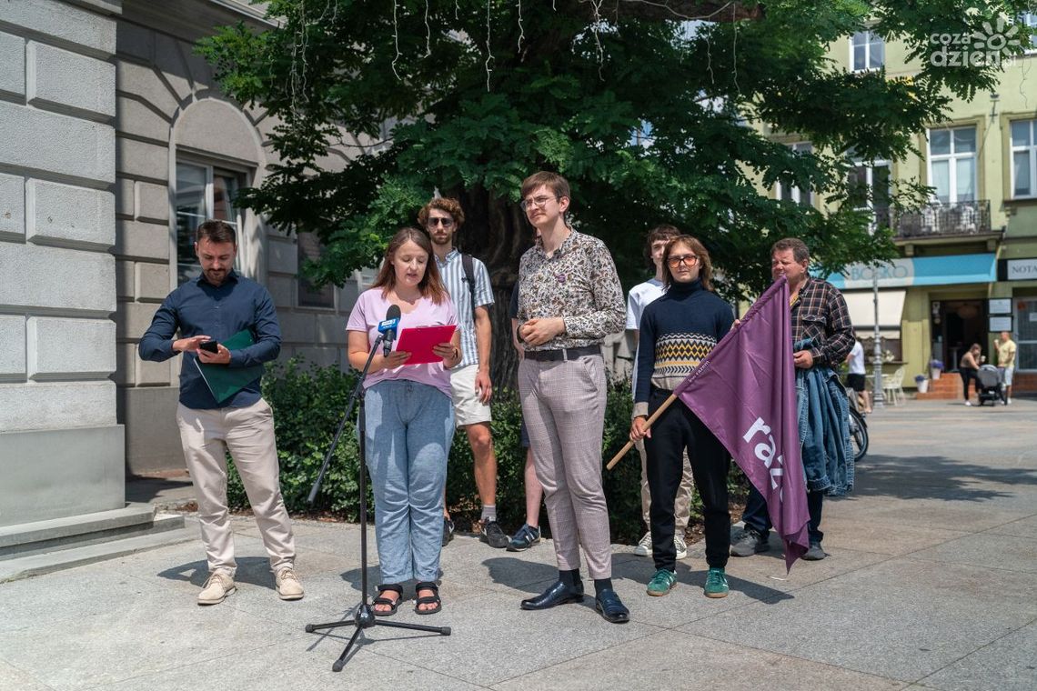 Apel o bezpłatną komunikację miejską dla dzieci i młodzieży z niepełnosprawnościami oraz ich opiekunów w Kielcach Apel o bezpłatną komunikację miejską dla dzieci i młodzieży z niepełnosprawnościami oraz ich opiekunów w Kielcach