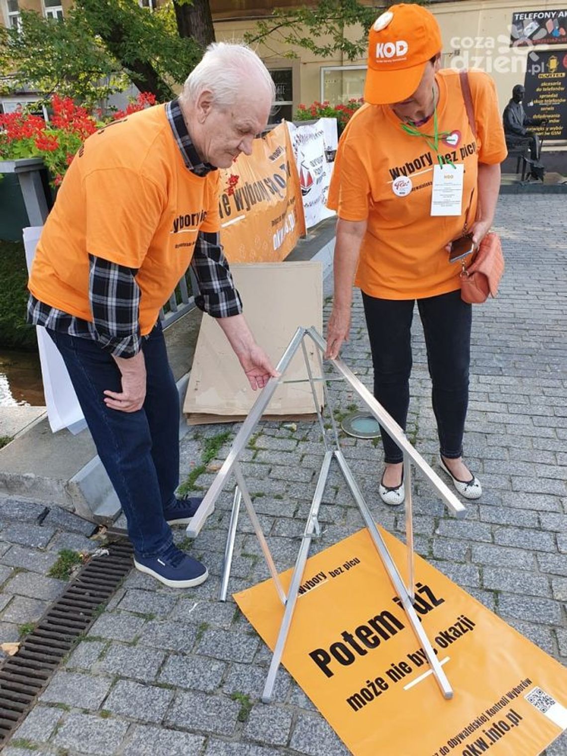 Atak furiata na punkt informacyjny KOD