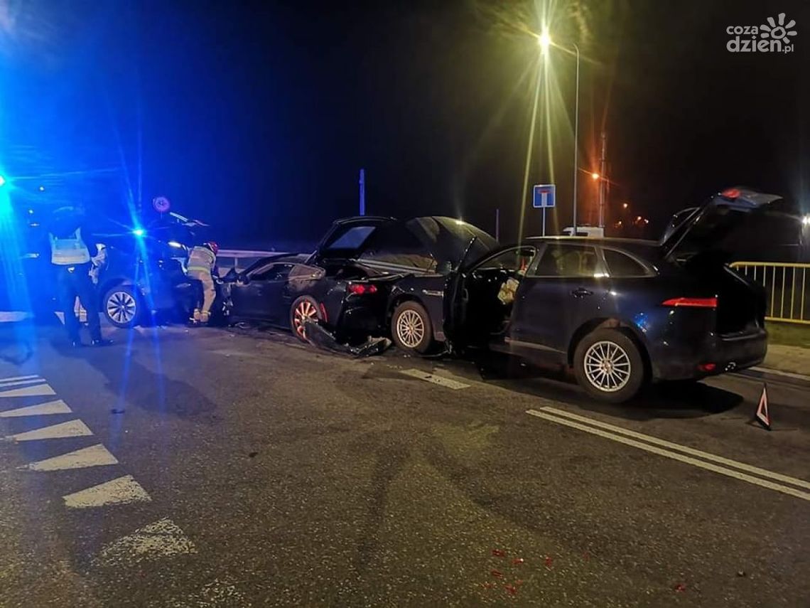 Audi, Corvette i Maserati zderzyły się na DW 764 obok Daleszyc. Audi, Corvette i Maserati zderzyły się na DW 764 obok Daleszyc.