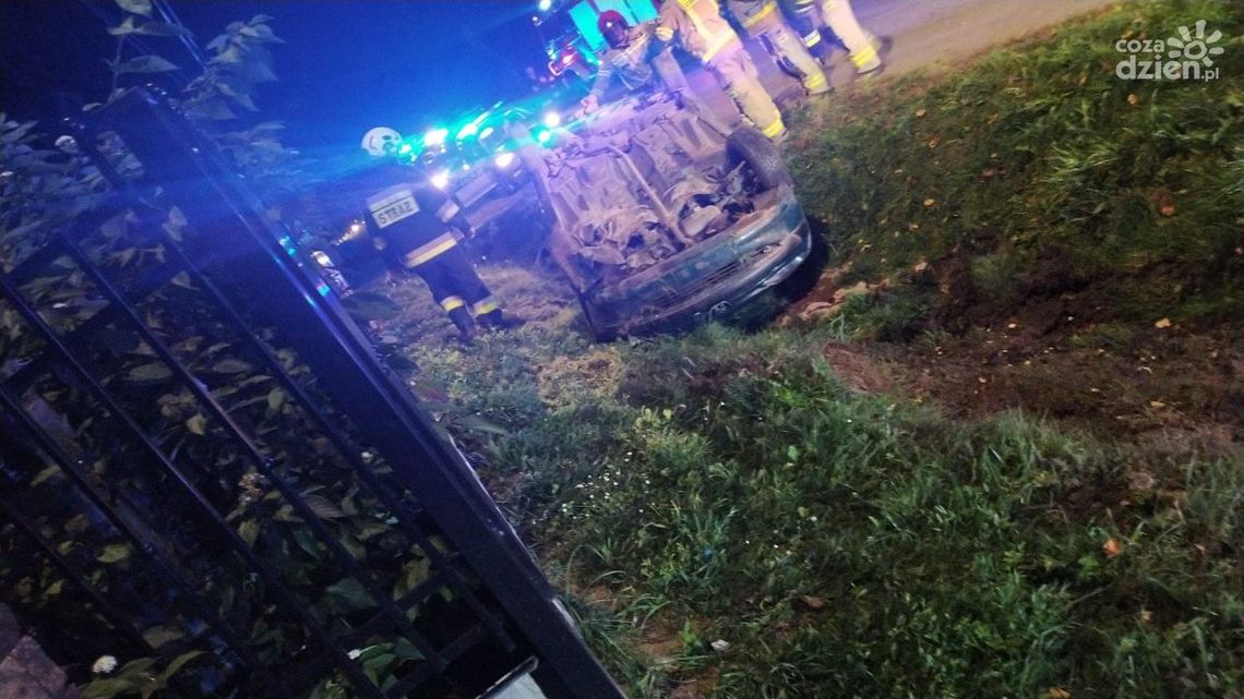 Auto dachowało. Policja zatrzymała trzech mężczyzn