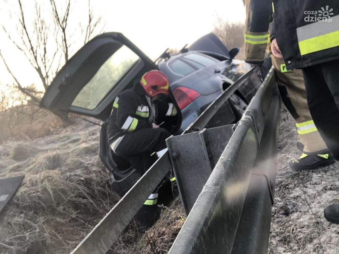 Auto poza jezdnią Auto poza jezdnią