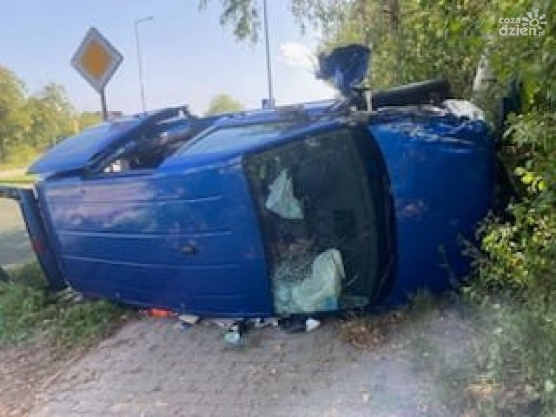 Auto przewróciło się na bok. Dwie osoby w szpitalu Auto przewróciło się na bok. Dwie osoby w szpitalu