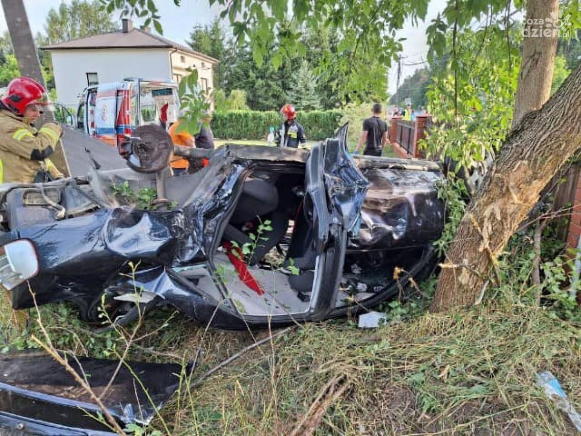Auto roztrzaskało się o drzewo. Jedna osoba zginęła Auto roztrzaskało się o drzewo. Jedna osoba zginęła