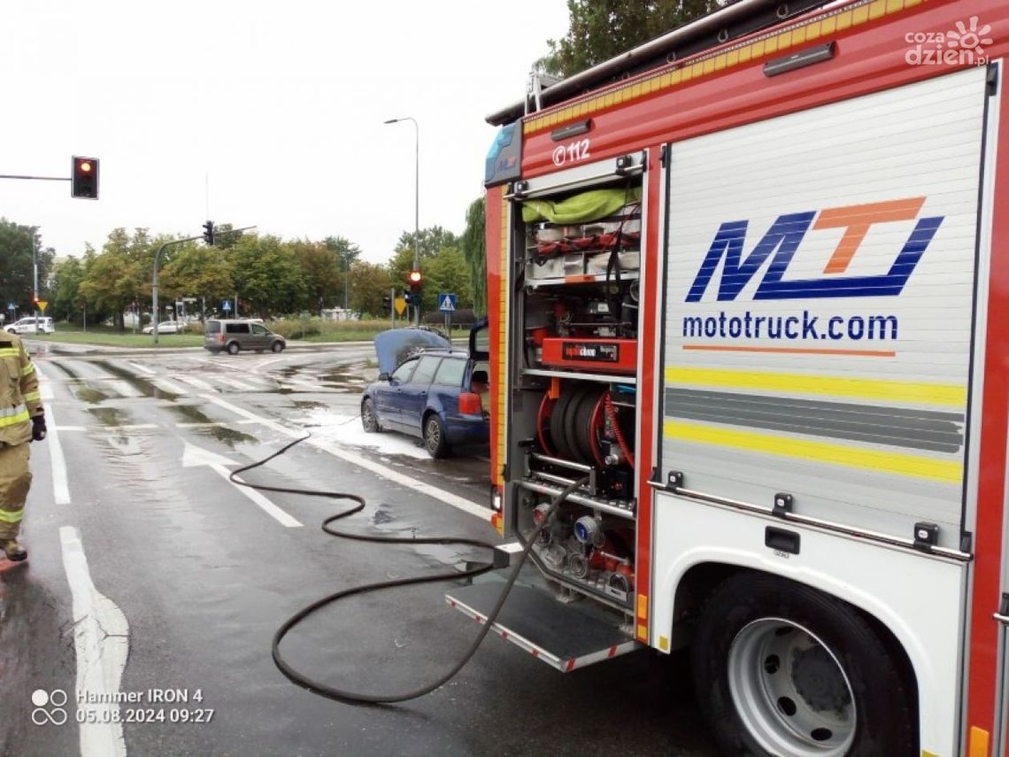 Auto stanęło w płomieniach. Strażacy w akcji