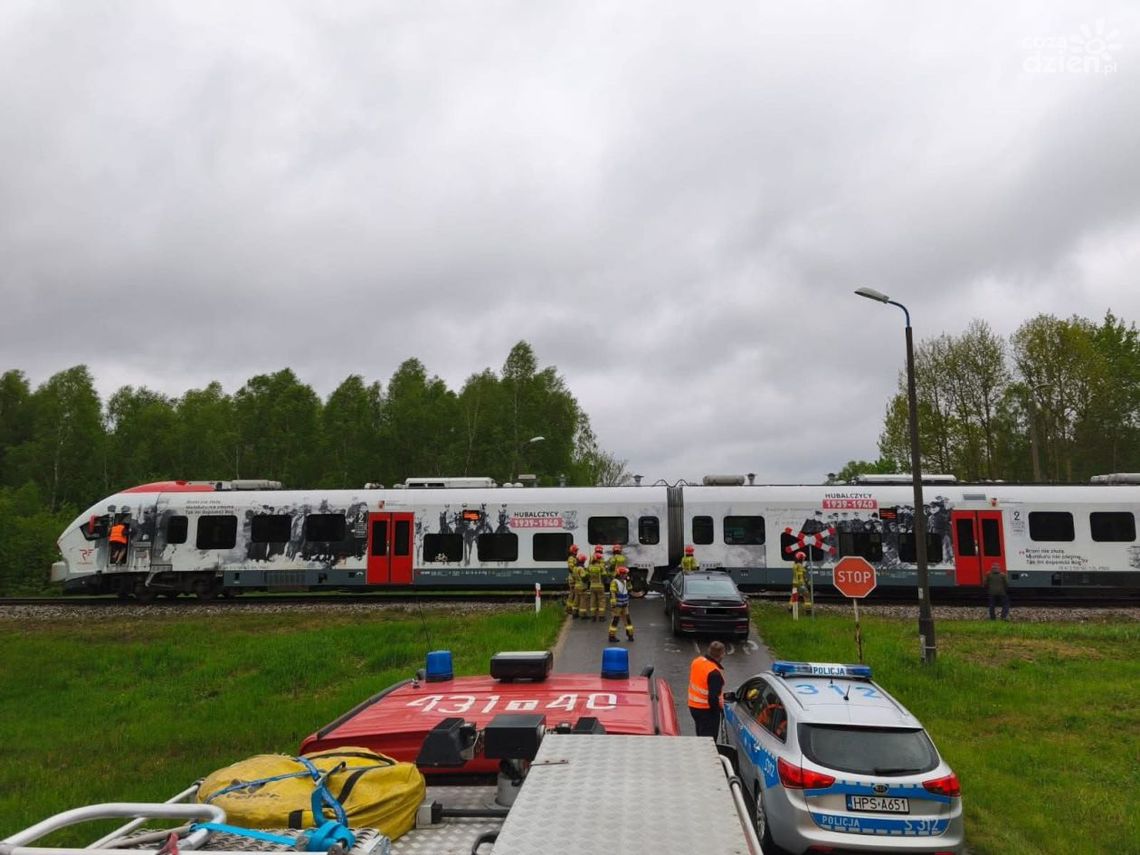 Auto zderzyło się z pociągiem w Rudzie Białaczowskiej