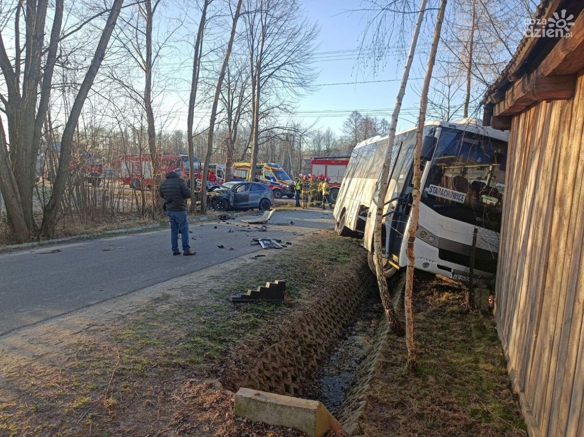 Autobus z licealistami wjechał w osobówkę Autobus z licealistami wjechał w osobówkę