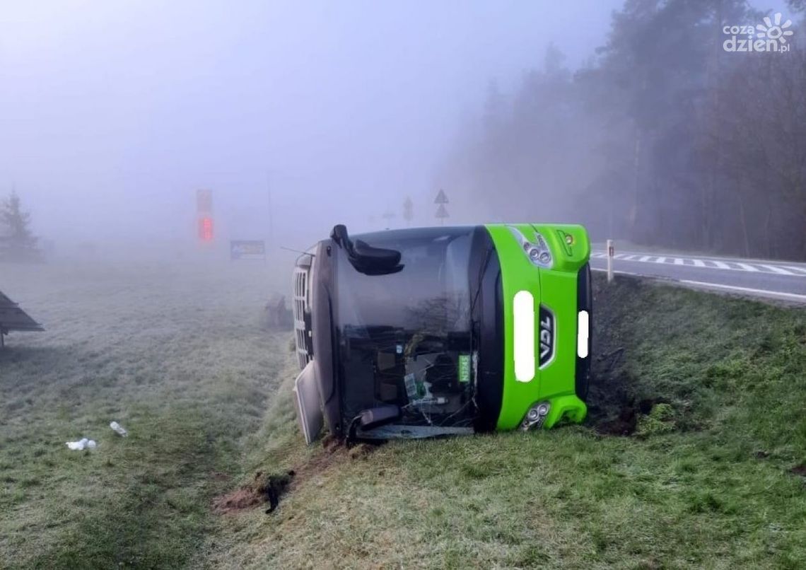 Autobus z obywatelami Ukrainy przewrócił się do rowu Autobus z obywatelami Ukrainy przewrócił się do rowu
