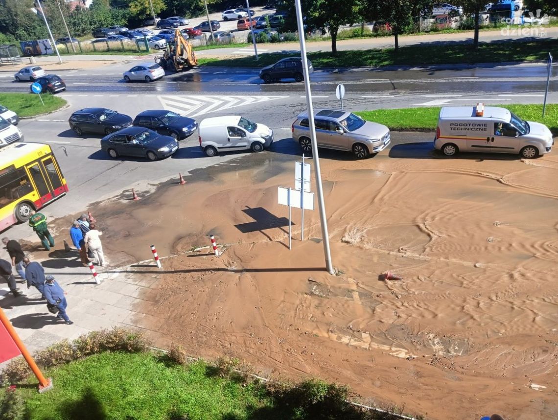 Awaria magistrali wodociągowej na ul. Krakowskiej. Część Kielc bez wody Awaria magistrali wodociągowej na ul. Krakowskiej. Część Kielc bez wody