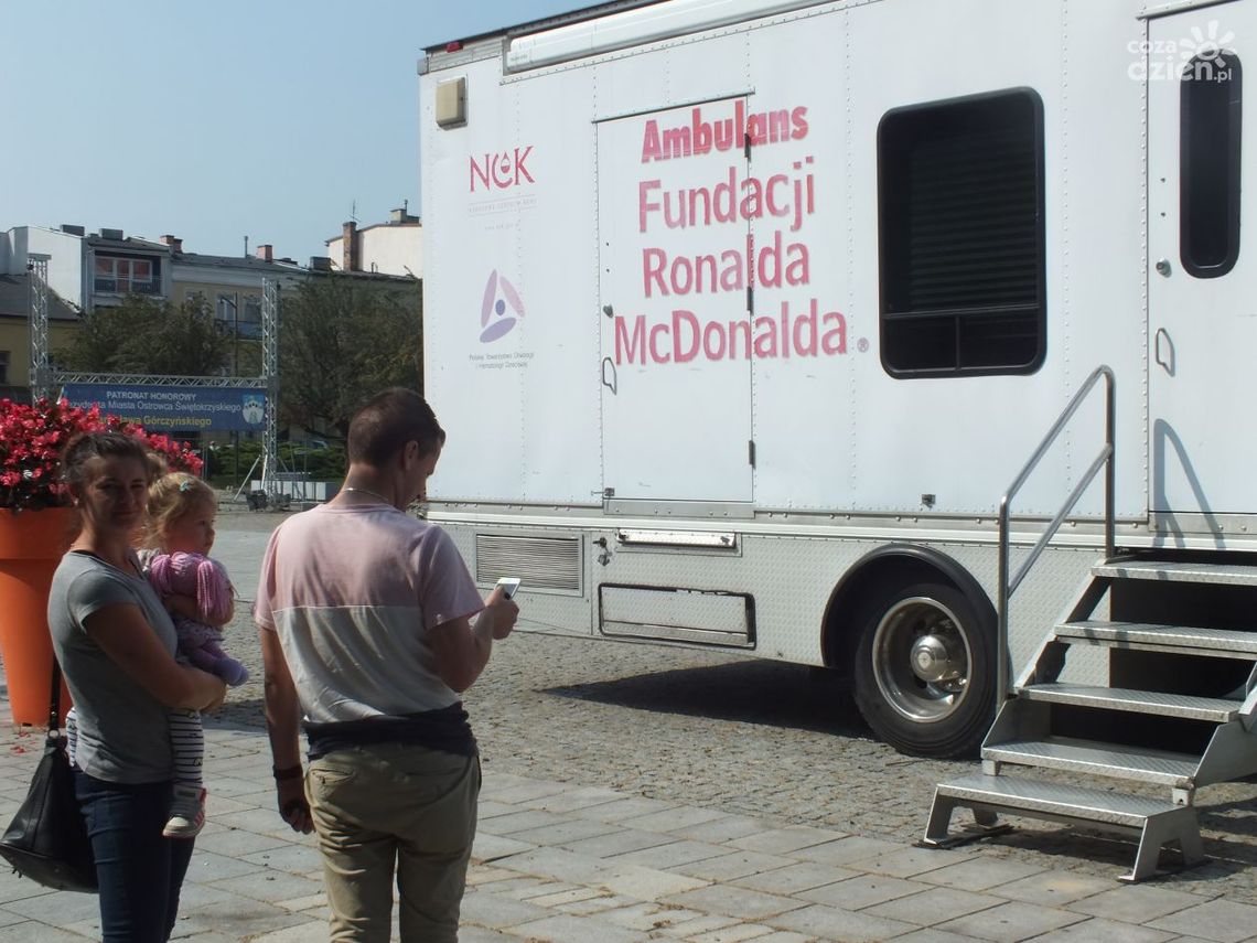 Badają dzieci - w Rynku w Ostrowcu stanął ambulans Badają dzieci - w Rynku w Ostrowcu stanął ambulans