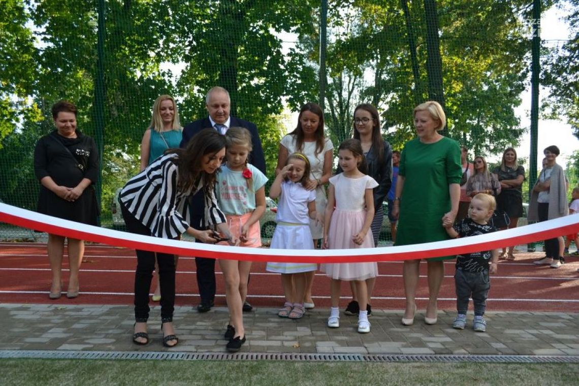 "Bartosz" ma nowoczesne boisko - było otwarcie z pompą "Bartosz" ma nowoczesne boisko - było otwarcie z pompą