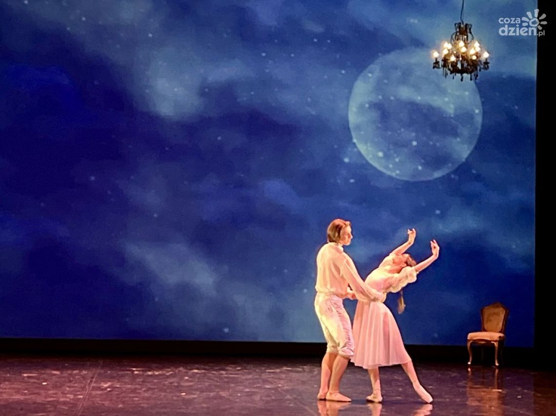 Barwne stroje, imponujące elementy taneczne i buzujące emocje Barwne stroje, imponujące elementy taneczne i buzujące emocje