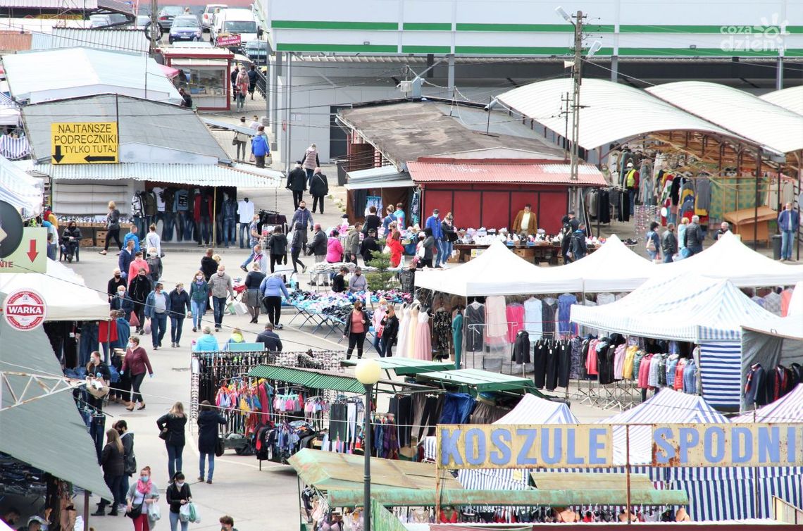 Bez limitu osób w sklepach, restauracji, na targu i poczcie