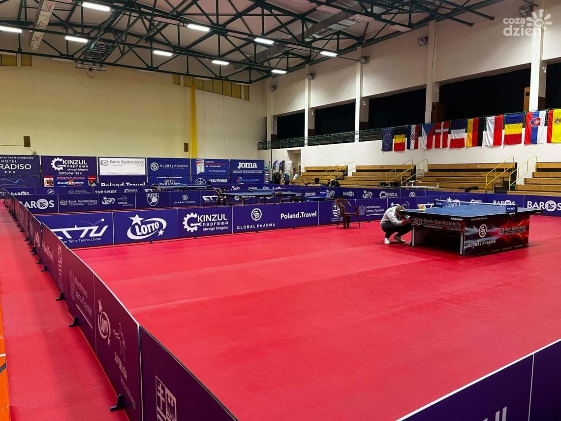 Bez meczu, ale z grą - gracze Orlicza zamiast z Olimpią Grudziądz zmierzyli się ze swoimi kibicami Bez meczu, ale z grą - gracze Orlicza zamiast z Olimpią Grudziądz zmierzyli się ze swoimi kibicami