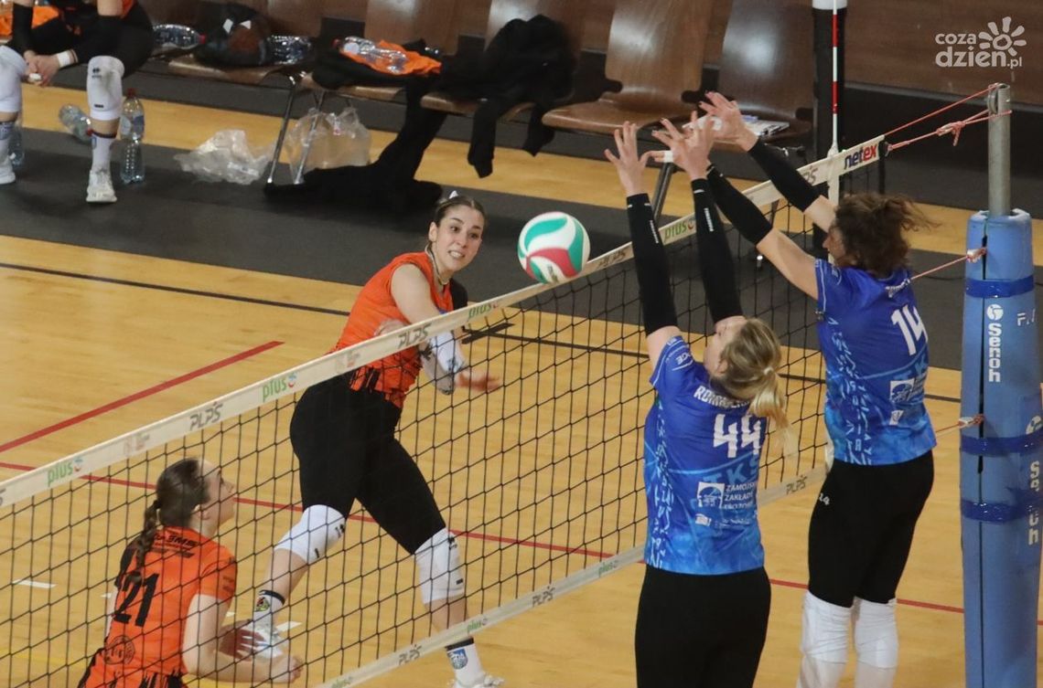 Bez straty seta rozprawiły się z wiceliderem