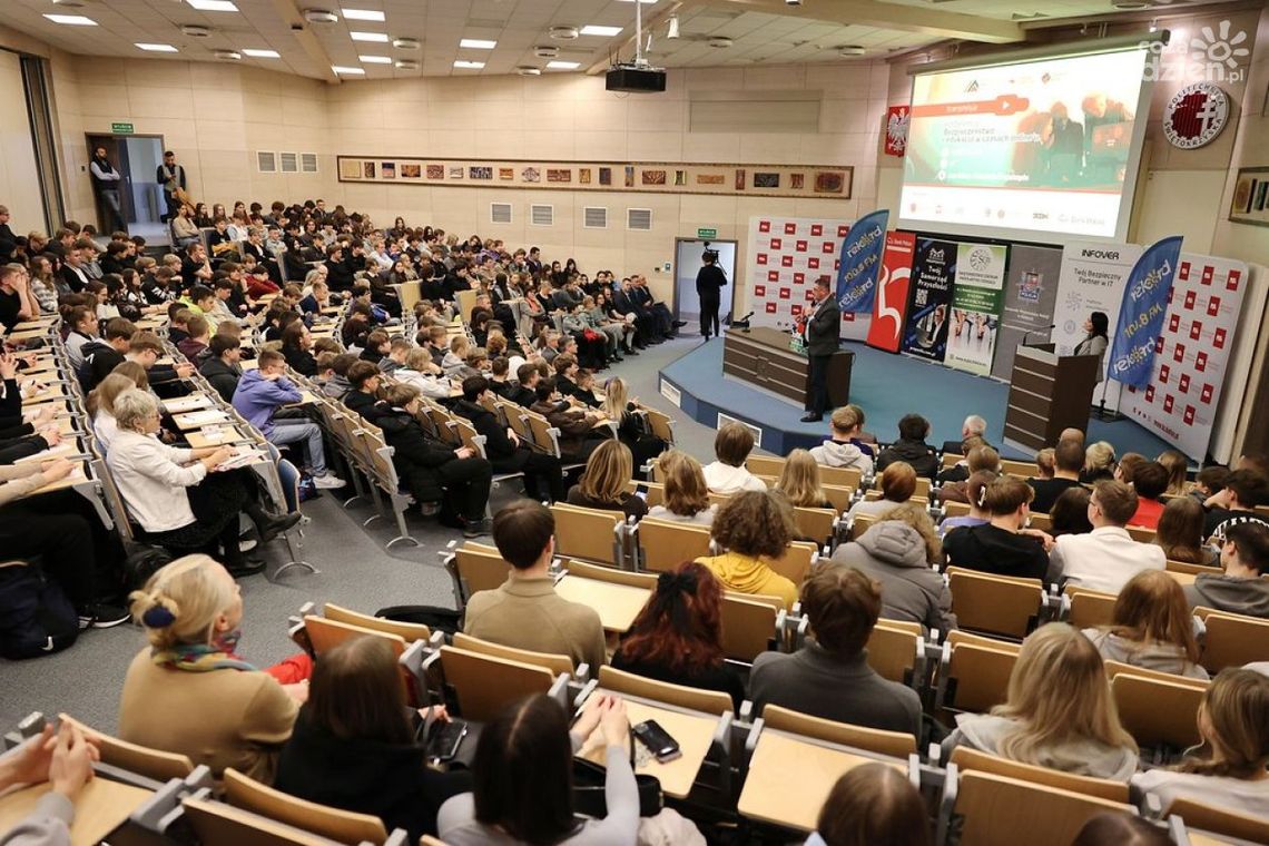 Bezpieczeństwo i Edukacja w czasach online'u Bezpieczeństwo i Edukacja w czasach online'u