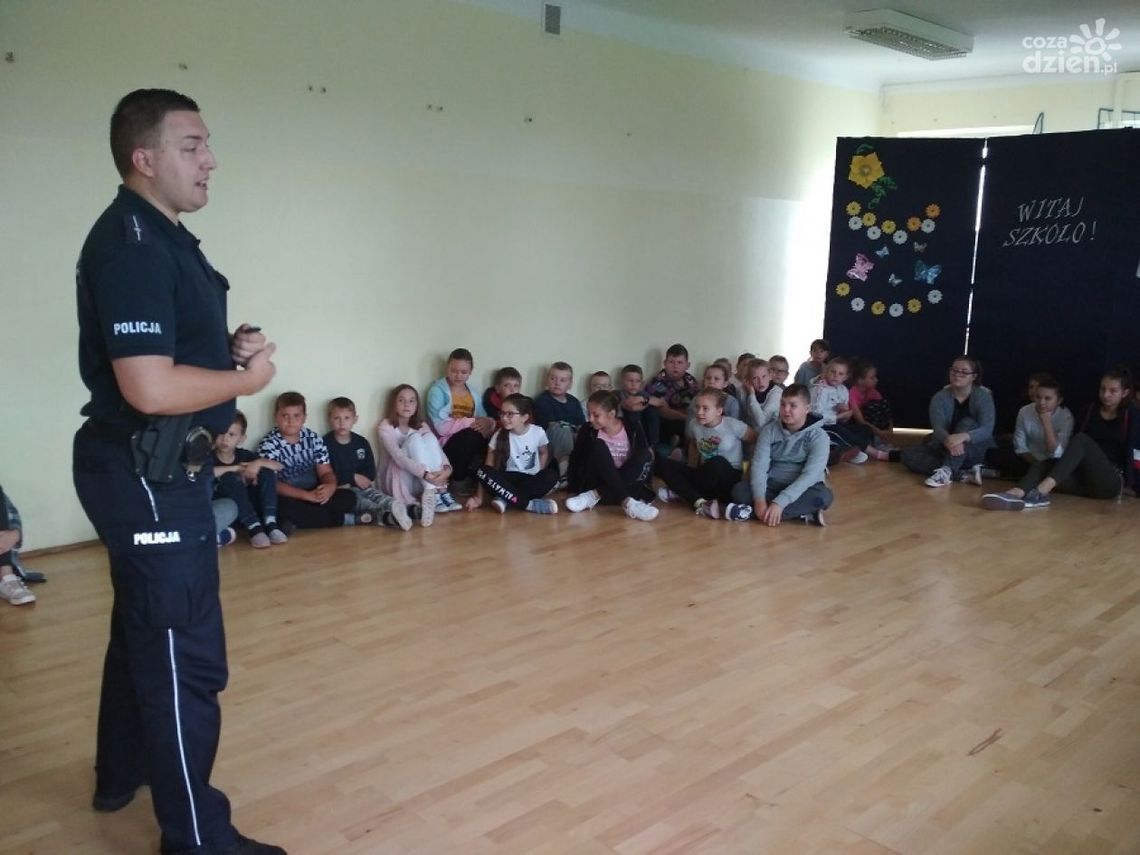 Bezpiecznie do szkoły - policjanci odwiedzili uczniów Bezpiecznie do szkoły - policjanci odwiedzili uczniów