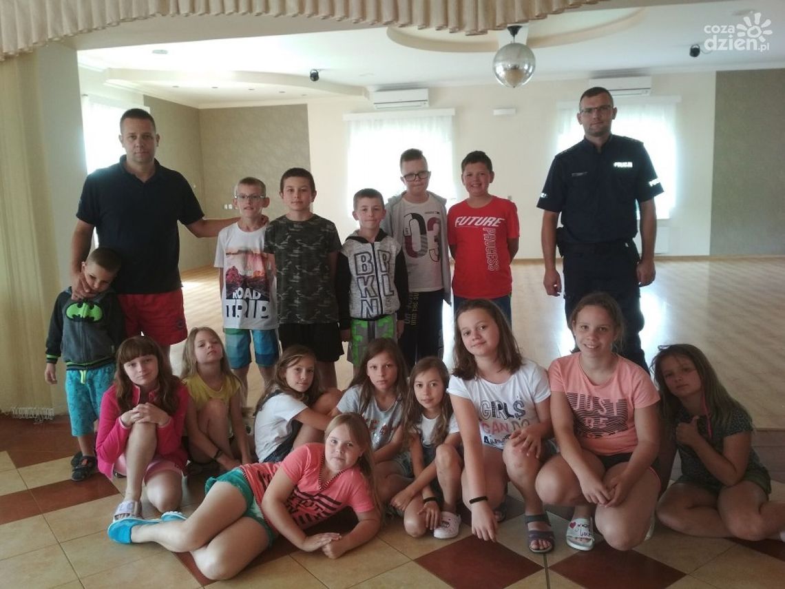 Bezpiecznie na koloniach - policjanci w Baćkowicach