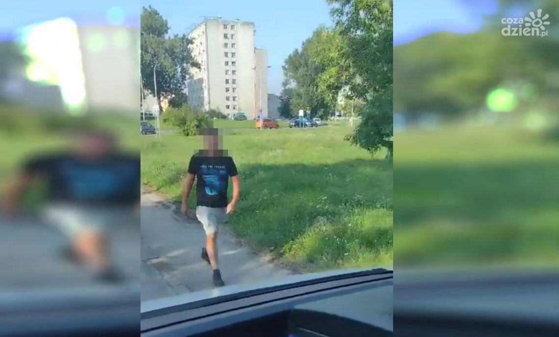 Biegał po ulicy, wybił łokciem szybe w aucie Biegał po ulicy, wybił łokciem szybe w aucie