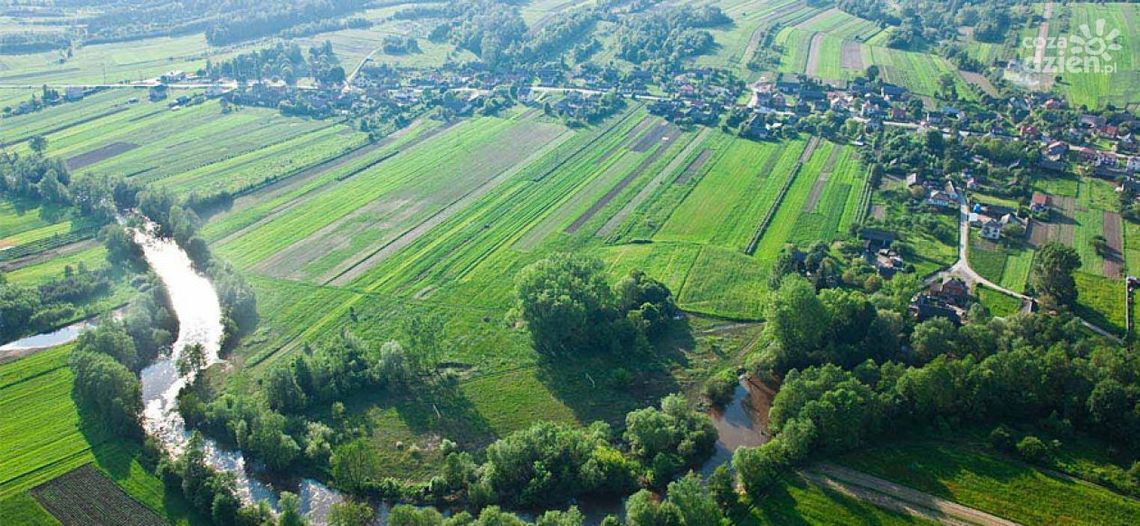 Boisko dla Ćmielowa i oczyszczalnia dla Bałtowa Boisko dla Ćmielowa i oczyszczalnia dla Bałtowa