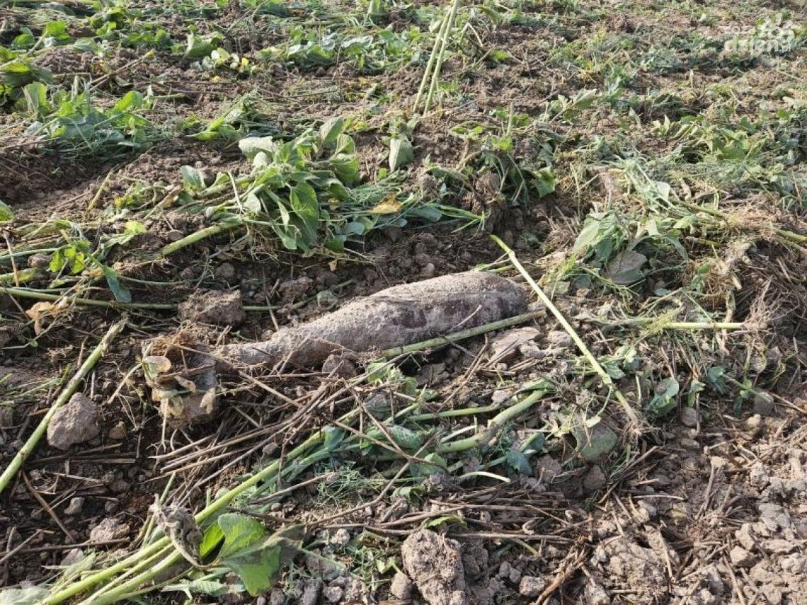 Bomba z II Wojny Światowej na polu w gminie Iwaniska Bomba z II Wojny Światowej na polu w gminie Iwaniska