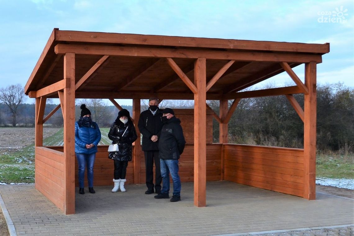 Borownia z nową wiatą przystankową - większą i bezpieczniejszą Borownia z nową wiatą przystankową - większą i bezpieczniejszą