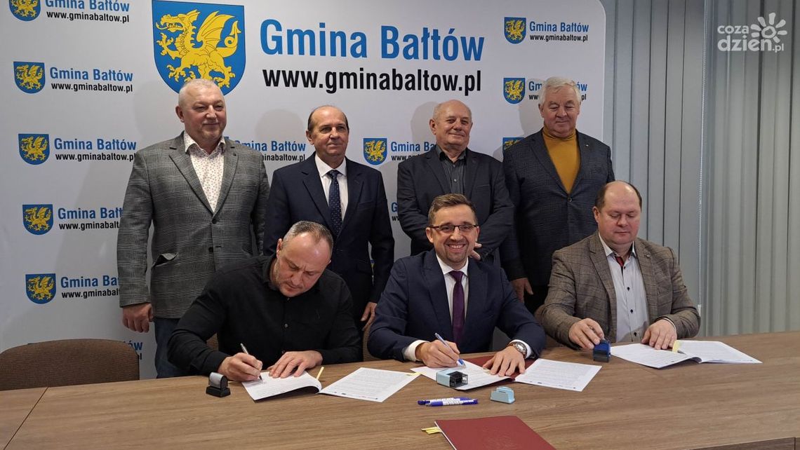 Budynki w Okole i Wólce Bałtowskiej będą cieplejsze. Gmina podpisała umowę Budynki w Okole i Wólce Bałtowskiej będą cieplejsze. Gmina podpisała umowę