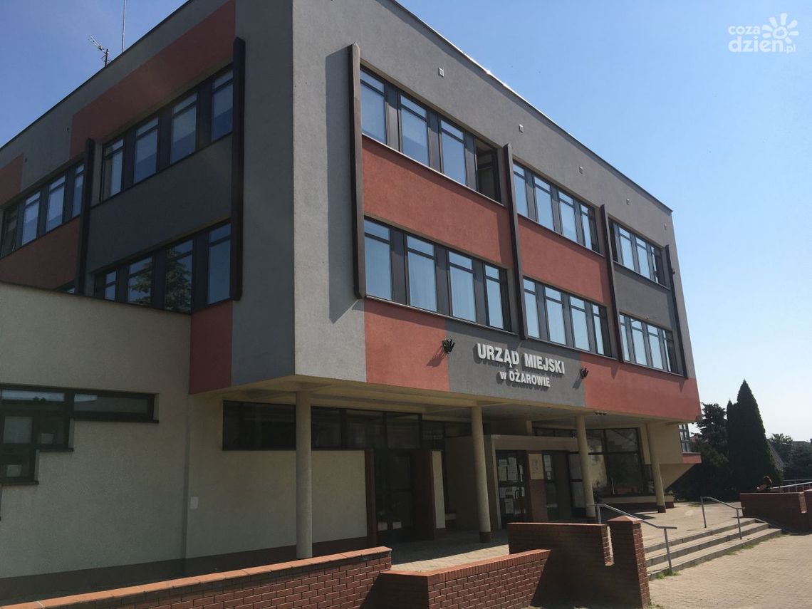 Burmistrz Ożarowa zaczyna realizować  wyborcze obietnice 