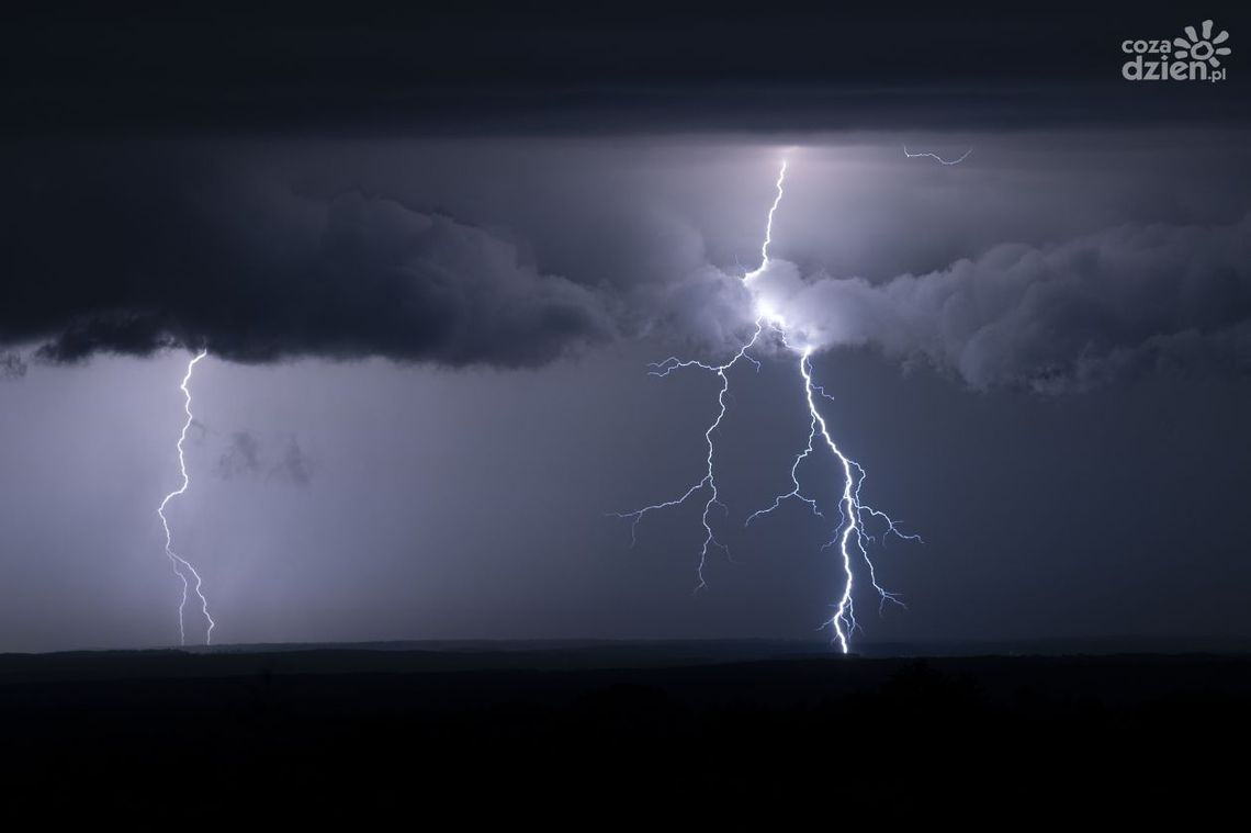 Burza nad Zamkiem w Szydłowie z Drona. Film robi wrażenie Burza nad Zamkiem w Szydłowie z Drona. Film robi wrażenie