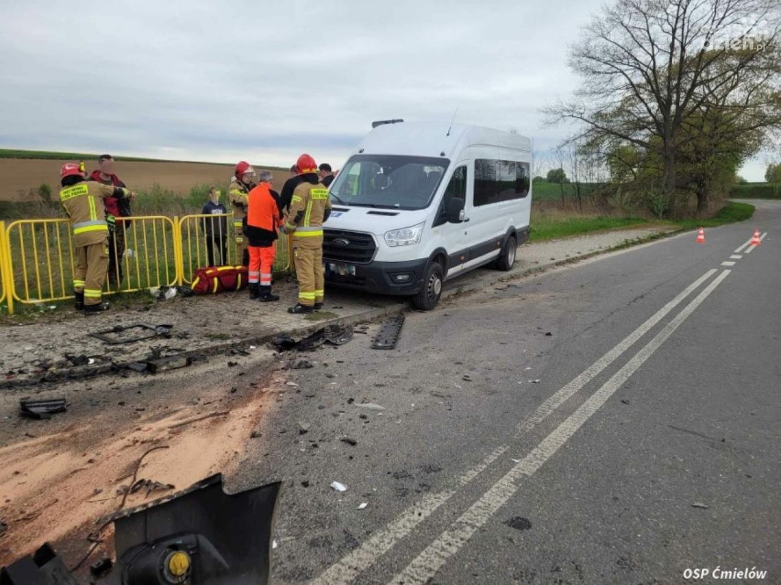 Bus przewożący dzieci zderzył się z osobówką, są ranni. 