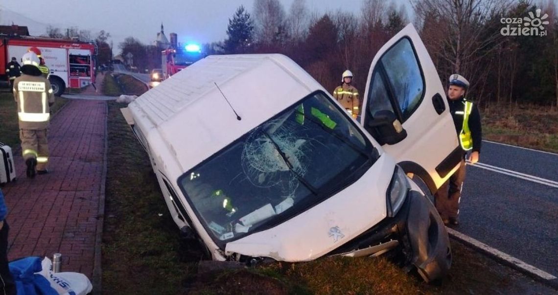 Bus wpadł do rowu, dwie osoby ranne Bus wpadł do rowu, dwie osoby ranne