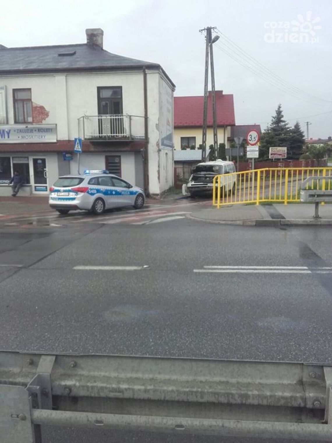 Busem w taksówkę - stłuczka na Sandomierskiej Busem w taksówkę - stłuczka na Sandomierskiej