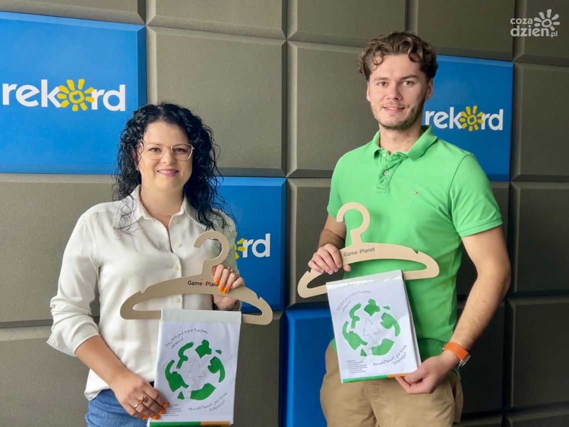 "Byłam sukienką" podpisano: ławka "Byłam sukienką" podpisano: ławka