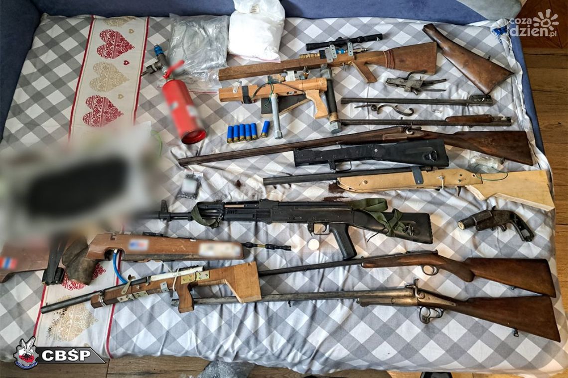 CBŚ przejęło broń i amunicje. Zorganizowana grupa przestępcza działała m.in. w województwie świętokrzyskim CBŚ przejęło broń i amunicje. Zorganizowana grupa przestępcza działała m.in. w województwie świętokrzyskim
