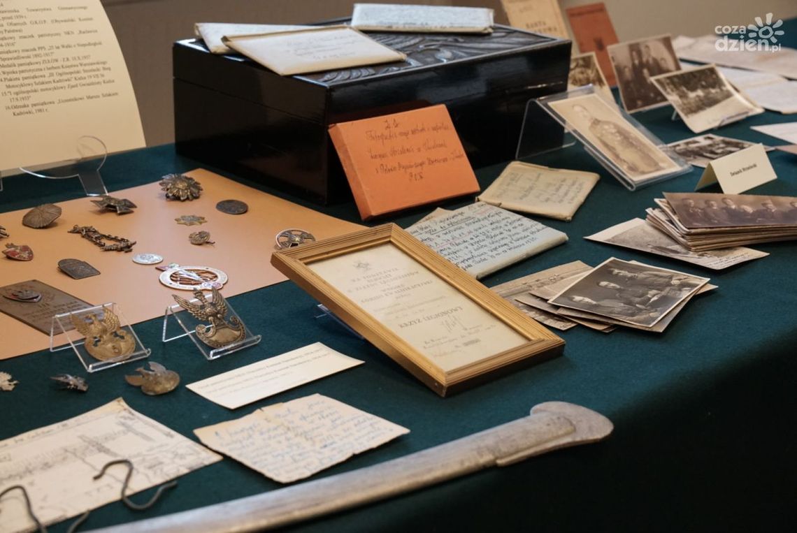 Cenne eksponaty trafiły do Muzeum Historii Kielc. Wśród nich wyjątkowa szabla z 1918 roku Cenne eksponaty trafiły do Muzeum Historii Kielc. Wśród nich wyjątkowa szabla z 1918 roku