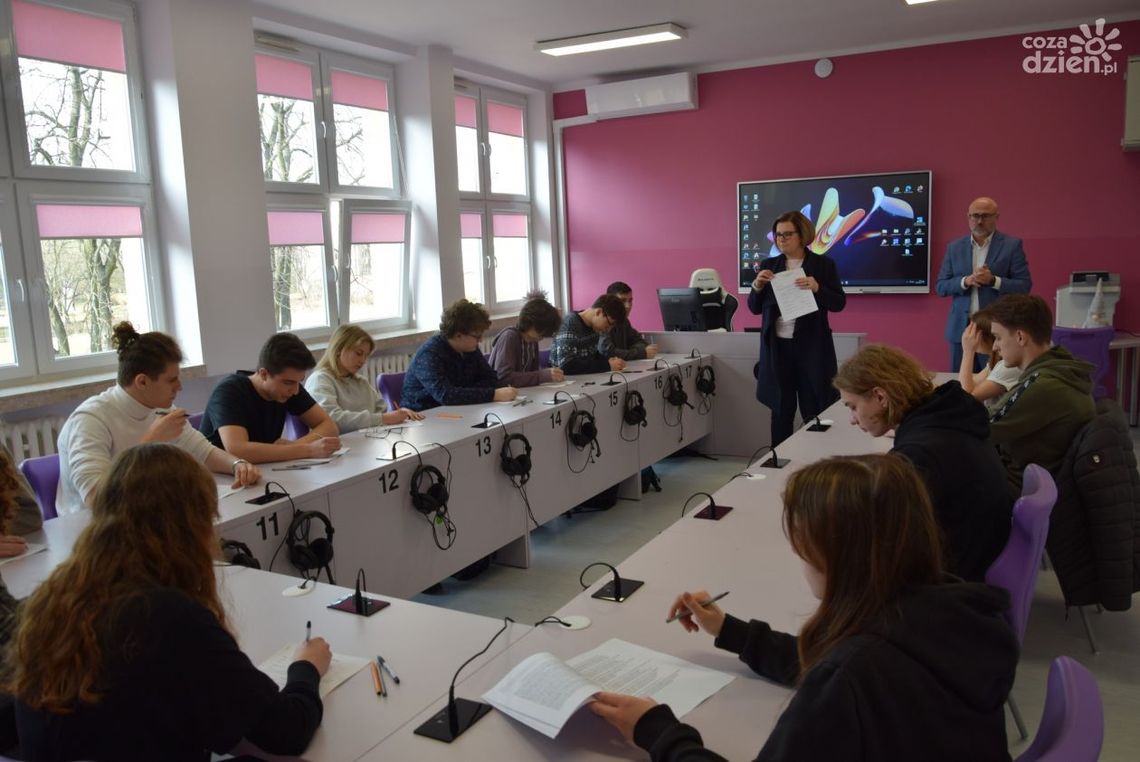 Certyfikat Cambridge English tym razem dla uczniów ostrowieckich szkół średnich Certyfikat Cambridge English tym razem dla uczniów ostrowieckich szkół średnich