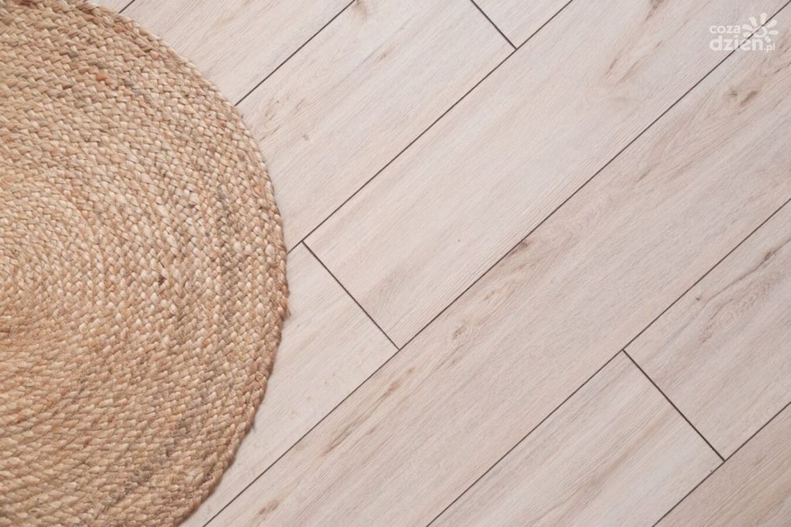 Chcesz urządzić udane wnętrze w chłodnych barwach? Skup się na podłodze!